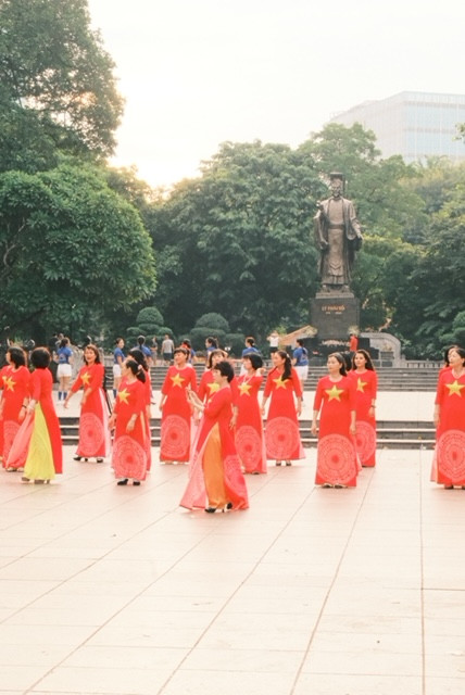 Không chỉ giới trẻ mà cả những người lớn tuổi cũng diện áo cờ đỏ sao vàng thể hiện niềm tự hào dân tộc và hòa vào không khí chung của Ngày Quốc khánh 2/9.