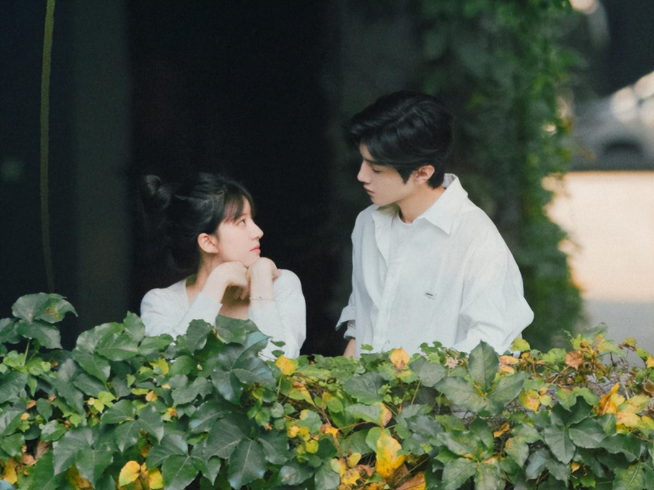 Đối với bạn, thể hiện tình yêu trong im lặng, lắng nghe tốt hơn nói nhiều gấp trăm lần.