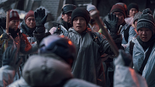 Concrete Utopia là một bộ phim thảm họa, nhưng nó cho thấy 'con người' đang ở giữa thảm họa hơn là một tình huống thảm họa. Seoul, nơi bị tàn phá chỉ sau một đêm bởi trận động đất lớn nhấn chìm cả thế giới, mọi thứ sụp đổ, nhưng chỉ có căn hộ của cung điện hoàng gia là còn nguyên vẹn. Các cư dân đoàn kết để sinh tồn, bầu chọn Kim Young Tak làm đại diện cư dân mới, và lấy anh làm trung tâm. Họ triệt để ngăn chặn sự xâm nhập của người ngoài. Concrete Utopia là một bộ phim thảm họa, nhưng nó cho thấy 'con người' đang ở giữa thảm họa hơn là một tình huống thảm họa. Seoul, nơi bị tàn phá chỉ sau một đêm bởi trận động đất lớn nhấn chìm cả thế giới, mọi thứ sụp đổ, nhưng chỉ có căn hộ của cung điện hoàng gia là còn nguyên vẹn. Các cư dân đoàn kết để sinh tồn, bầu chọn Kim Young Tak làm đại diện cư dân mới, và lấy anh làm trung tâm. Họ triệt để ngăn chặn sự xâm nhập của người ngoài.