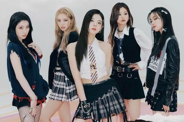 ITZY là 'siêu tân binh' của nhà JYP Entertainment ra mắt vào năm 2019, được coi là đại diện cho nhiều nhóm nhạc tân binh hiện nay có xuất phát điểm cao hơn hẳn phần đông những nhóm nhạc khác. MV Dalla Dalla sau 12 tiếng debut đã giúp ITZY trở thành tân binh khủng nhất Kpop khi là MV debut sở hữu lượt xem khủng nhất trong 24 giờ. Đáng nói, nhóm nhạc này chỉ cần hơn 11 giờ để vượt qua con số 4,5 triệu views của IZ*ONE để độc chiếm 'ngôi vương' mảng lượt xem khủng nhất đối với một MV debut. ITZY là 'siêu tân binh' của nhà JYP Entertainment ra mắt vào năm 2019, được coi là đại diện cho nhiều nhóm nhạc tân binh hiện nay có xuất phát điểm cao hơn hẳn phần đông những nhóm nhạc khác. MV Dalla Dalla sau 12 tiếng debut đã giúp ITZY trở thành tân binh khủng nhất Kpop khi là MV debut sở hữu lượt xem khủng nhất trong 24 giờ. Đáng nói, nhóm nhạc này chỉ cần hơn 11 giờ để vượt qua con số 4,5 triệu views của IZ*ONE để độc chiếm 'ngôi vương' mảng lượt xem khủng nhất đối với một MV debut.