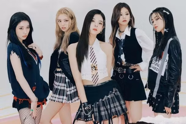 ITZY là 'siêu tân binh' của nhà JYP Entertainment ra mắt vào năm 2019, được coi là đại diện cho nhiều nhóm nhạc tân binh hiện nay có xuất phát điểm cao hơn hẳn phần đông những nhóm nhạc khác. MV Dalla Dalla sau 12 tiếng debut đã giúp ITZY trở thành tân binh khủng nhất Kpop khi là MV debut sở hữu lượt xem khủng nhất trong 24 giờ. Đáng nói, nhóm nhạc này chỉ cần hơn 11 giờ để vượt qua con số 4,5 triệu views của IZ*ONE để độc chiếm 'ngôi vương' mảng lượt xem khủng nhất đối với một MV debut.