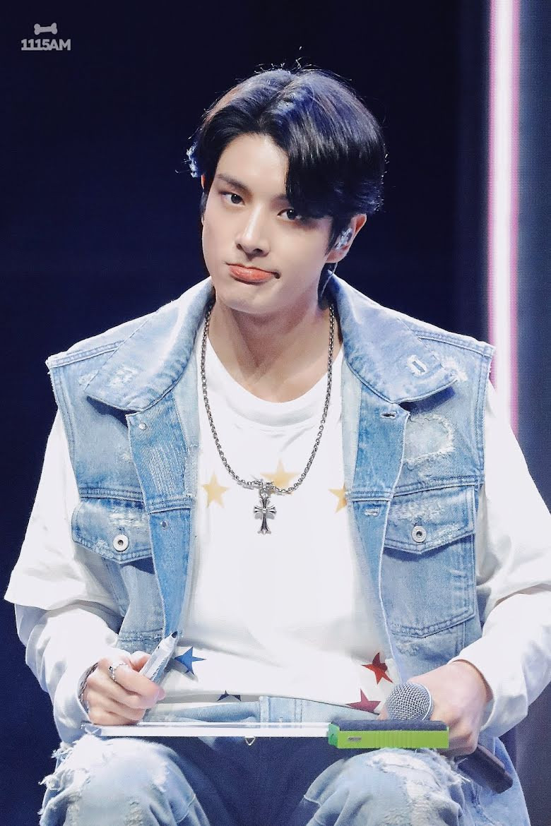 Nụ cười của anh ấy vẫn vậy, nhưng đường nét của anh ấy được làm nổi bật hơn khi trang điểm. Nụ cười của anh ấy vẫn vậy, nhưng đường nét của anh ấy được làm nổi bật hơn khi trang điểm.