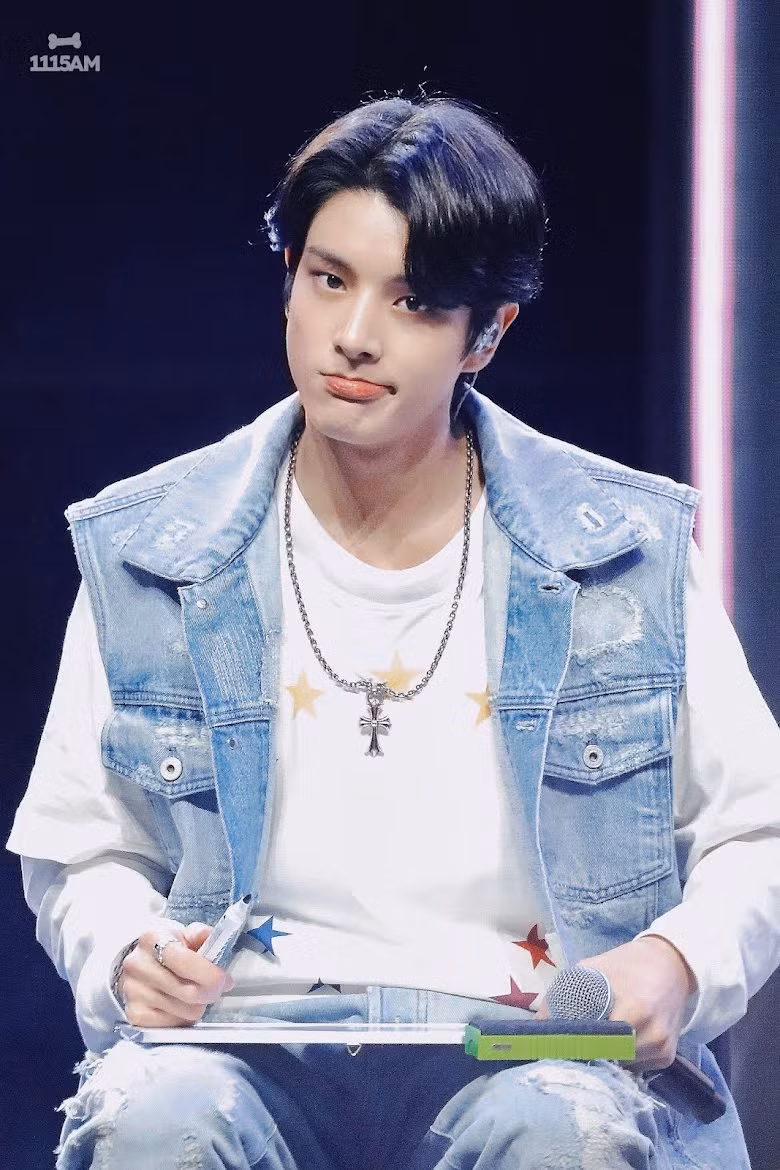 Nụ cười của anh ấy vẫn vậy, nhưng đường nét của anh ấy được làm nổi bật hơn khi trang điểm. Nụ cười của anh ấy vẫn vậy, nhưng đường nét của anh ấy được làm nổi bật hơn khi trang điểm.
