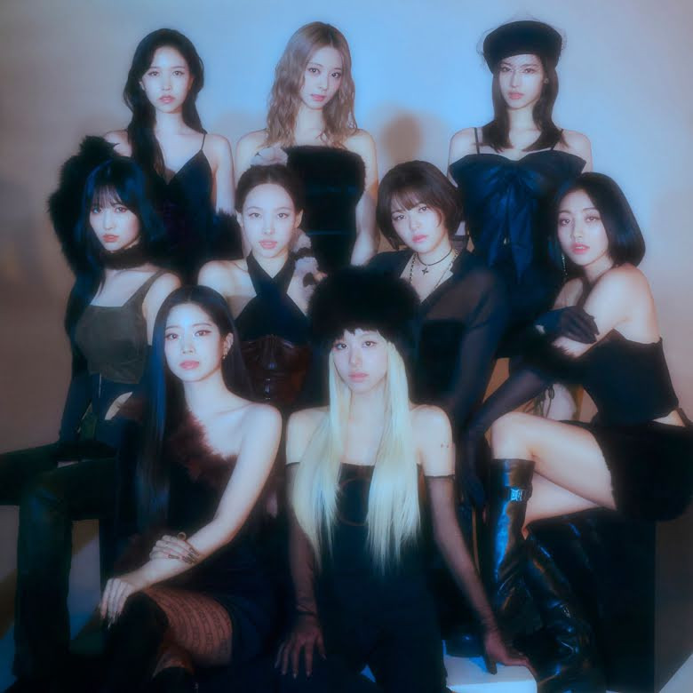 Vì TWICE là nhóm nhạc 'tiền bối' nên người hâm mộ lo lắng công ty có thể tập trung vào tân binh nhiều hơn. Vì TWICE là nhóm nhạc 'tiền bối' nên người hâm mộ lo lắng công ty có thể tập trung vào tân binh nhiều hơn.