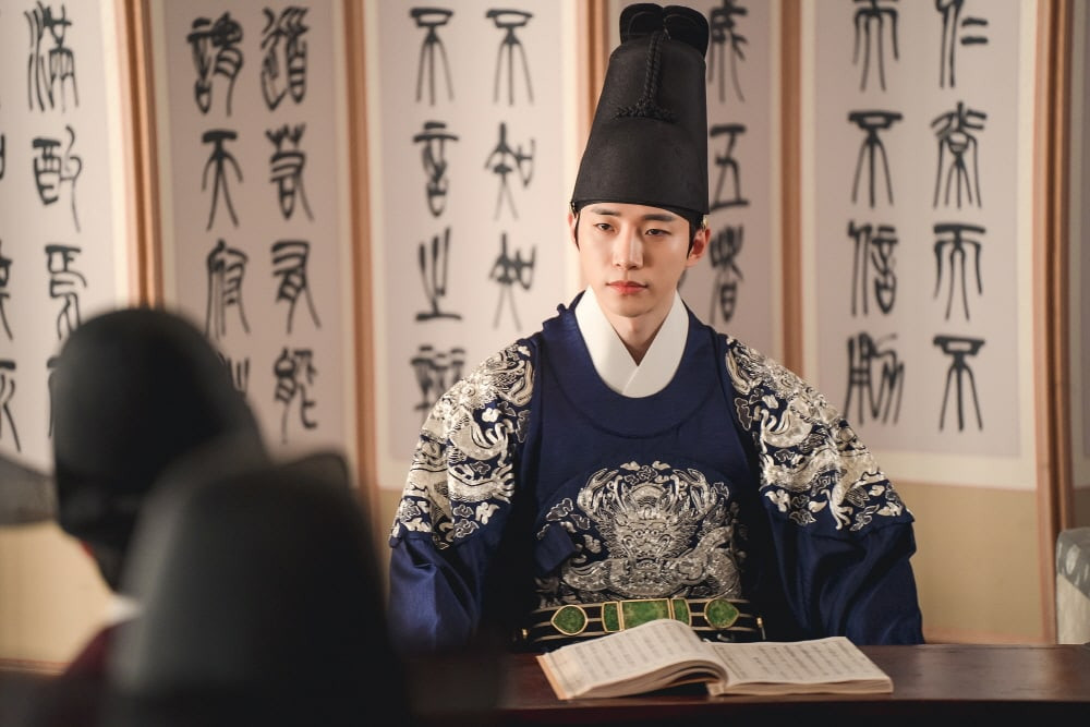 Cổ tay áo màu đỏ là bộ phim cổ trang kể về vị hoàng đế lỗi lạc Yi San (Lee Junho), người đã phải lòng cung nữ Sung Deok Im (Lee Se Young). Bất chấp sự khác biệt về địa vị, cả hai đã có một mối tình nên thơ và lãng mạn. Khi mới lên sóng, phim chỉ đạt rating 5,7% vì không quy tụ dàn sao tên tuổi, nhưng đến tập cuối cùng, phim ghi nhận mức rating kỷ lục 17,4% trên toàn quốc, đạt mức tăng trưởng gấp 3 lần ban đầu.