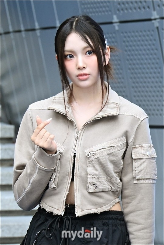 Thần thái khó có ai sánh bằng của Hyein tại Tuần lễ thời trang Paris ở Pháp vào ngày 2/10 (giờ địa phương) khiến người ta khó tin rằng cô chỉ mới 15 tuổi (sinh năm 2008) và fans thì hết lời khen ngợi. Mặc dù là thành viên nhỏ tuổi nhất của NewJeans nhưng Hyein luôn biết cách gây ấn tượng bằng gu thời trang độc đáo của mình.