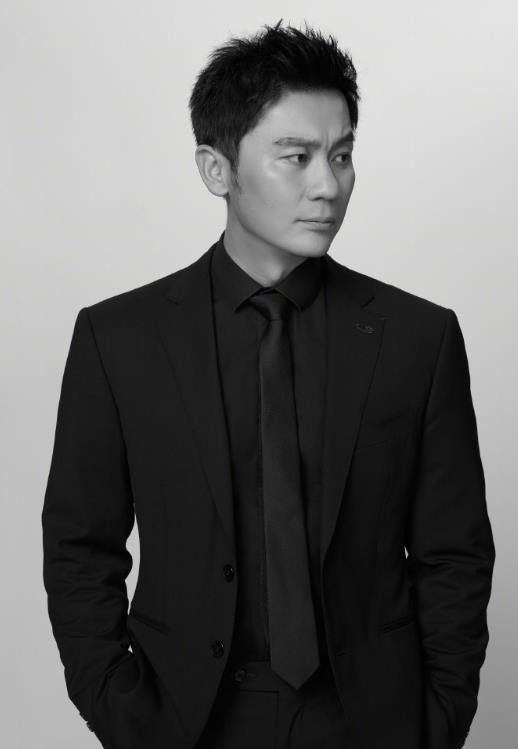 Lý Thần sinh ra trong một gia đình quân nhân danh tiếng. Theo truyền thông, gia tài nhà họ Lý lên tới 1,2 tỷ nhân dân tệ (hơn 4.000 tỷ đồng). Cha và ông của Lý Thần đều là những nhân vật cấp cao trong quân đội. Trong khi đó, mẹ nam diễn viên lại là một doanh nhân khá thành đạt. Lý Thần khởi nghiệp vào năm 1997 và cũng có trong tay một số giải thưởng điện ảnh. Lý Thần từng gây ấn tượng khi tham gia Đường Sơn đại địa chấn (2011) của đạo diễn Phùng Tiểu Cương. Đây được coi là tác phẩm "để đời" với Lý Thần. Tạp chí Forbe từng xếp Lý Thần vào danh sách những ngôi sao giàu có nhất làng giải trí Hoa ngữ từ năm từ 2012 đến 2015. Anh và Phạm Băng Băng còn dự định lên kế hoạch cho việc kết hôn trước đó. Tuy nhiên, sau ồn ào trốn thuế của Phạm Băng Băng thì cặp đôi này chia tay. Lý Thần sinh ra trong một gia đình quân nhân danh tiếng. Theo truyền thông, gia tài nhà họ Lý lên tới 1,2 tỷ nhân dân tệ (hơn 4.000 tỷ đồng). Cha và ông của Lý Thần đều là những nhân vật cấp cao trong quân đội. Trong khi đó, mẹ nam diễn viên lại là một doanh nhân khá thành đạt. Lý Thần khởi nghiệp vào năm 1997 và cũng có trong tay một số giải thưởng điện ảnh. Lý Thần từng gây ấn tượng khi tham gia Đường Sơn đại địa chấn (2011) của đạo diễn Phùng Tiểu Cương. Đây được coi là tác phẩm "để đời" với Lý Thần. Tạp chí Forbe từng xếp Lý Thần vào danh sách những ngôi sao giàu có nhất làng giải trí Hoa ngữ từ năm từ 2012 đến 2015. Anh và Phạm Băng Băng còn dự định lên kế hoạch cho việc kết hôn trước đó. Tuy nhiên, sau ồn ào trốn thuế của Phạm Băng Băng thì cặp đôi này chia tay.