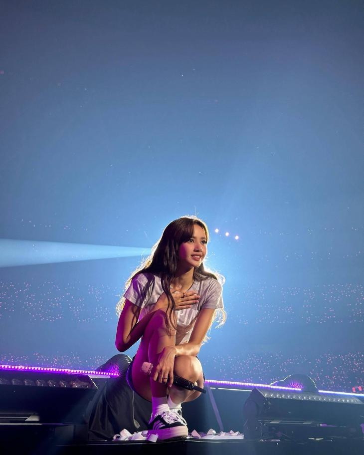 Tính đến ngày 29/7, Instagram chính thức của Lisa đã vượt quá 96 triệu người theo dõi, trở thành người nổi tiếng đang hoạt động tại Hàn Quốc đầu tiên đạt được kỷ lục này. Trong số người châu Á được theo dõi nhiều nhất trên Instagram, Lisa đứng thứ ba, sau Birat Kohli ở vị trí đầu tiên và nữ diễn viên gốc Israel Gal Gadot, nhân vật chính của bộ phim Wonder Woman ở vị trí thứ hai. Nếu mở rộng địa bàn ra thế giới thì Lisa đứng thứ 38 trong số những người nổi tiếng.