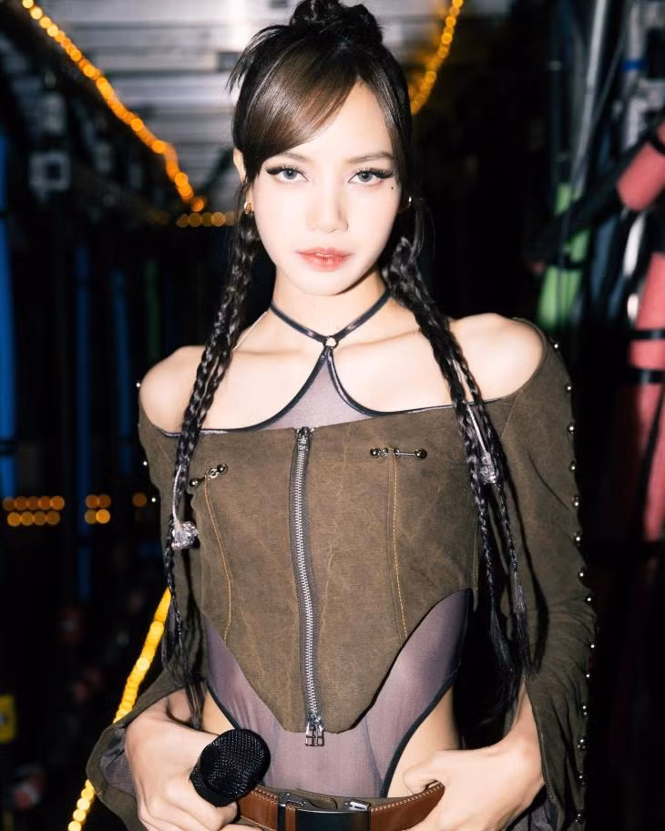 Trước đó, vào tháng 9/2022, MONEY của Lisa đã bán được hơn 1 triệu bản tại Hoa Kỳ, thị trường âm nhạc lớn nhất thế giới và là nữ nghệ sĩ solo K-pop đầu tiên nhận được chứng nhận 'Bạch kim' từ Hiệp hội Công nghiệp ghi âm Hoa Kỳ (RIAA). Lisa (BLACKPINK ) cũng trở thành nghệ sĩ solo K-pop thứ hai nhận được sự công nhận của RIAA, sau Psy.