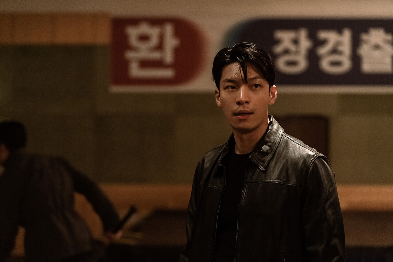 Wi Ha Joon sẽ vào vai Jung Ki Chul, ông trùm đáng gờm của Liên minh Gangnam, trung tâm buôn bán ma túy lớn nhất châu Á. Jung Ki Chul là người không ngừng nỗ lực để đạt được nhiều quyền lực và thành công hơn, bất chấp những nỗi đau trong quá khứ. Wi Ha Joon đã thể hiện sức hút từ một kẻ chỉ huy và sự điềm tĩnh của nhân vật Jung Ki Chul trong những tình huống căng thẳng, ngay cả trong những cuộc đối đầu với Park Joon Mo khi người này 'ghé thăm' văn phòng của Liên minh Gangnam.