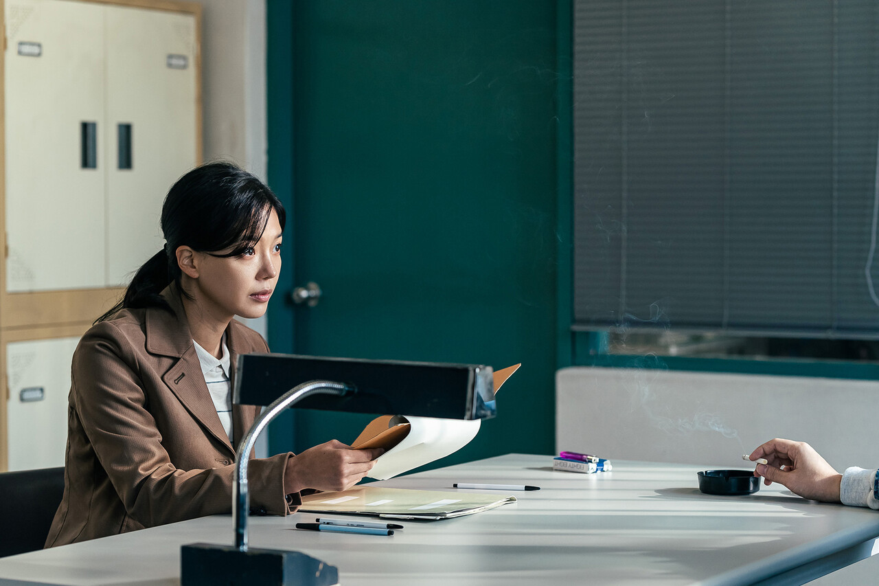 Cuối cùng, Im Se Mi vào vai Yoo Eui Jung, một sĩ quan chống ma túy ưu tú, vừa là vợ của Park Joon Mo vừa là mối tình đầu của Jung Ki Chul. Trong bức ảnh tĩnh, cô thể hiện sự kết hợp hoàn hảo giữa sắc sảo và ấm áp, khi cô đưa ánh mắt quan tâm về phía chồng mình, Park Joon Mo, người dường như đang ẩn chứa những bí mật. Đồng thời, trong vai trò là một sĩ quan cảnh sát ưu tú, cô tiếp cận vụ án một cách chuyên nghiệp và tận tâm nhất.