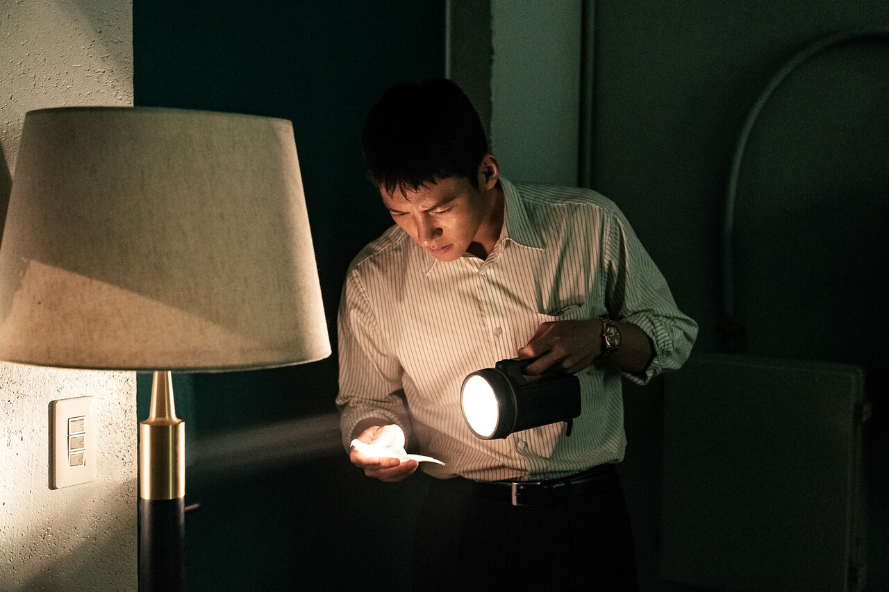 Ji Chang Wook sẽ vào vai Park Joon Mo, một thám tử đảm nhận nhiệm vụ nguy hiểm là bí mật thâm nhập vào Liên minh Gangnam và nhận được sự tin tưởng của trùm giang hồ Jung Ki Chul (Wi Ha Joon). Phần đầu tiên vẫn ghi lại sự hiện diện hấp dẫn của Park Joon Mo, một cựu thám tử nông thôn hiện đang mạo hiểm mạng sống của mình để theo đuổi thành công và sự công nhận mà cho đến nay anh vẫn lảng tránh. Những hình ảnh bổ sung cho nhân vật Park Joon Mo đang nắm chặt cổ áo Jung Ki Chul và điều tra một cách có phương pháp mọi khía cạnh của vụ án, cho thấy ý chí kiên định, kỹ năng quan sát đặc biệt và sự nhanh nhẹn của anh ta.