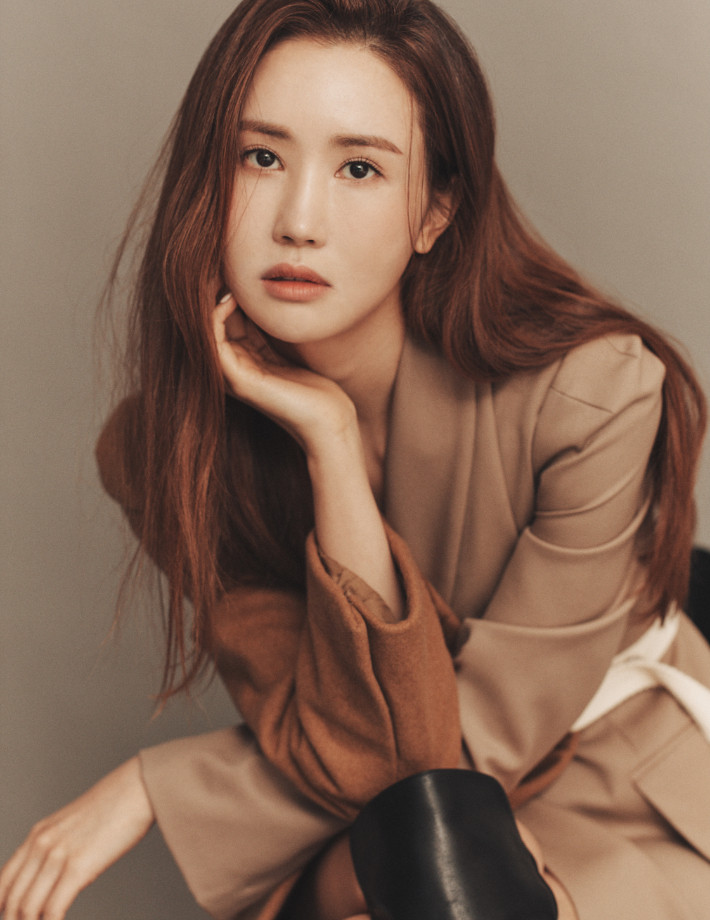 Lee Da Hae từng là 'ngôi sao' thế hệ 8X đình đám của màn ảnh Hàn Quốc trong những năm 2005 - 2010, xuất thân là một người mẫu. Cô bước vào làng giải trí sau khi tham gia cuộc thi Hoa hậu Truyền thống Hàn Quốc (Miss Chunhyang) năm 2001 khi mới 17 tuổi. Thời điểm đó, Lee Da Hae cũng là thí sinh nhỏ tuổi nhất đạt được danh hiệu cao nhất trong cuộc thi. Những năm sau đó, cô quyết định mở rộng khả năng của mình bằng việc lấn dần sang ca hát và diễn xuất. Qua những bộ phim như My Girl, East of Eden (Phía đông vườn địa đàng), Chuno, Hoa hồng xanh, Haru…, Lee Da Hae dần khẳng định vị trí hạng A của mình trong làng giải trí xứ Hàn. Lee Da Hae từng là 'ngôi sao' thế hệ 8X đình đám của màn ảnh Hàn Quốc trong những năm 2005 - 2010, xuất thân là một người mẫu. Cô bước vào làng giải trí sau khi tham gia cuộc thi Hoa hậu Truyền thống Hàn Quốc (Miss Chunhyang) năm 2001 khi mới 17 tuổi. Thời điểm đó, Lee Da Hae cũng là thí sinh nhỏ tuổi nhất đạt được danh hiệu cao nhất trong cuộc thi. Những năm sau đó, cô quyết định mở rộng khả năng của mình bằng việc lấn dần sang ca hát và diễn xuất. Qua những bộ phim như My Girl, East of Eden (Phía đông vườn địa đàng), Chuno, Hoa hồng xanh, Haru…, Lee Da Hae dần khẳng định vị trí hạng A của mình trong làng giải trí xứ Hàn.