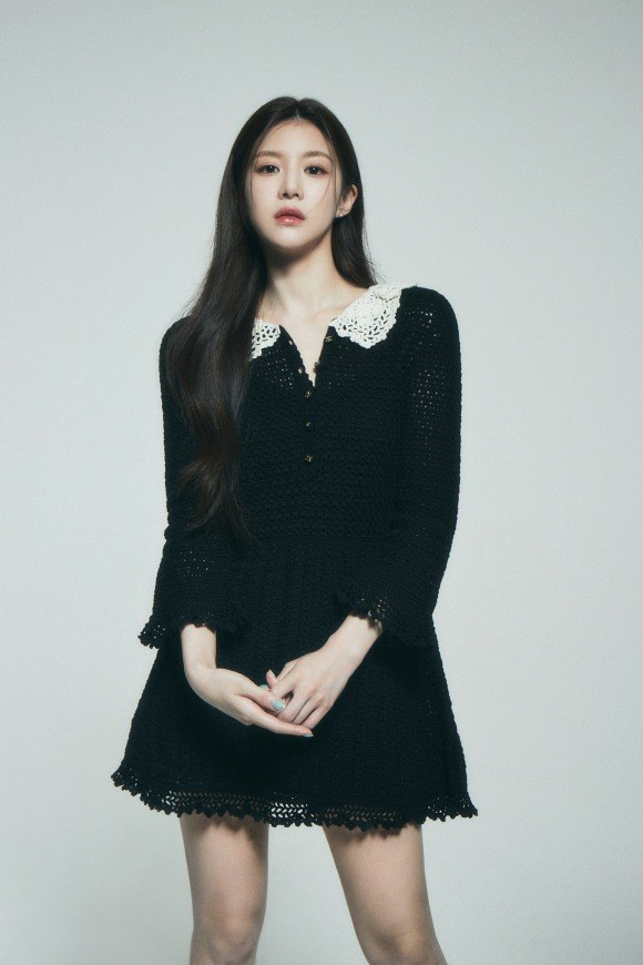 Go Yun Jung trước đây đã xuất hiện trong tác phẩm Hwanmoon: Light and Shadow của chị em nhà Hong. Go Yun Jung hiện đang thu hút sự chú ý nhờ kỹ năng diễn xuất phát triển nhanh chóng của mình trong loạt phim Disney+ Moving mới vừa kết thúc. Hơn nữa 'mỹ nhân thế hệ mới' này còn vừa nhận lời đóng vai chính trong bộ phim được coi là ngoại truyện của loạt phim ăn khách Hospital Playlist của đài tvN. Ngoài ra, Go Yun Jung còn tăng độ 'phủ sóng' của mình khi xuất hiện trong loạt phim gốc của TVING Lee Jae, I'll Die Soon, sẽ được phát hành vào tháng Mười Hai. Go Yun Jung trước đây đã xuất hiện trong tác phẩm Hwanmoon: Light and Shadow của chị em nhà Hong. Go Yun Jung hiện đang thu hút sự chú ý nhờ kỹ năng diễn xuất phát triển nhanh chóng của mình trong loạt phim Disney+ Moving mới vừa kết thúc. Hơn nữa 'mỹ nhân thế hệ mới' này còn vừa nhận lời đóng vai chính trong bộ phim được coi là ngoại truyện của loạt phim ăn khách Hospital Playlist của đài tvN. Ngoài ra, Go Yun Jung còn tăng độ 'phủ sóng' của mình khi xuất hiện trong loạt phim gốc của TVING Lee Jae, I'll Die Soon, sẽ được phát hành vào tháng Mười Hai.