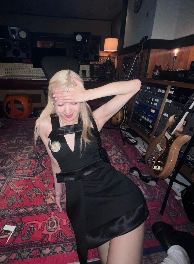 Vào ngày 10/9, Rosé đã đăng tải một số bức ảnh mà không có bất kỳ bình luận nào khác thông qua kênh dịch vụ mạng xã hội (SNS) của mình. Trong ảnh, Rosé thu hút sự chú ý của mọi người khi phối váy đen cùng túi mini xinh xắn.