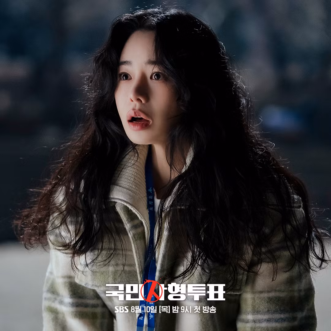 Joo Hyun (Lim Ji Yeon) dường như bị 'sốc nặng' bởi một thứ mà cô ấy đang nhìn thấy ngay trước mặt mình, khiến người xem tò mò không biết những câu chuyện gây 'sốc' nào sẽ diễn ra trong phim.