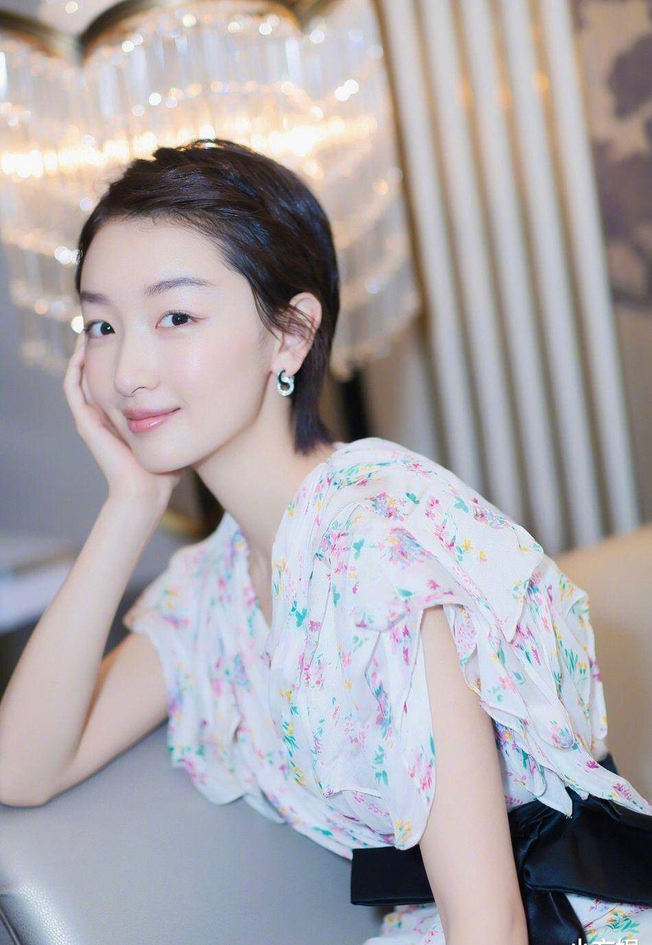 Chu Đông Vũ đóng vai chính trong bộ phim Chuyện tình cây táo gai của Trương Nghệ Mưu, khi mới học năm thứ ba trung học và đưa Châu Đông Vũ trở thành một trong những gương mặt tài năng triển vọng với giải thưởng “Nữ diễn viên mới xuất sắc nhất” tại Hoa Biểu lần thứ 14. Sau đó, cô đóng vai chính trong các bộ phim như Thiên cổ quyết trần, Em của thời niên thiếu, Chúng ta của sau này, Thất nguyệt và An Sinh... và các tác phẩm khác cũng đã giành được nhiều giải thưởng. Chu Đông Vũ đóng vai chính trong bộ phim Chuyện tình cây táo gai của Trương Nghệ Mưu, khi mới học năm thứ ba trung học và đưa Châu Đông Vũ trở thành một trong những gương mặt tài năng triển vọng với giải thưởng “Nữ diễn viên mới xuất sắc nhất” tại Hoa Biểu lần thứ 14. Sau đó, cô đóng vai chính trong các bộ phim như Thiên cổ quyết trần, Em của thời niên thiếu, Chúng ta của sau này, Thất nguyệt và An Sinh... và các tác phẩm khác cũng đã giành được nhiều giải thưởng.