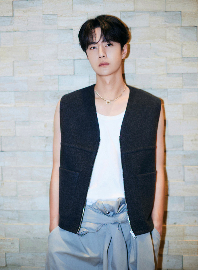 Bộ phim Nhiệt liệt được đạo diễn Đại Bằng "đo ni đóng giày" cho Vương Nhất Bác. Trong phim, Vương Nhất Bác vào vai một người sống trong hoàn cảnh khốn khó nhưng vẫn kiên trì với ước mơ của mình, anh luôn khát khao trở thành một vũ công thành đạt. Bộ phim Nhiệt liệt được đạo diễn Đại Bằng "đo ni đóng giày" cho Vương Nhất Bác. Trong phim, Vương Nhất Bác vào vai một người sống trong hoàn cảnh khốn khó nhưng vẫn kiên trì với ước mơ của mình, anh luôn khát khao trở thành một vũ công thành đạt.