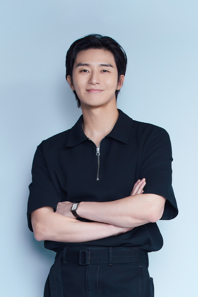 Park Seo Joon đã giảm 7kg để hoàn thành vai diễn trong Concrete Utopia: "Tôi nghĩ rằng Min-Seong là một vai diễn không nên làm quá và giữ ở mức phù hợp. Tôi cũng có nhiều điểm bình thường, vì vậy thay vì tham khảo một số tài liệu tham khảo, tôi đã cố gắng tìm kiếm nó trong chính mình.Ngay từ cảnh quay đầu tiên, mọi thứ đều ổn. Một trong những điểm khác biệt giữa phim điện ảnh và phim truyền hình là nhịp độ diễn ra tương đối chậm, vì vậy tôi có nhiều thời gian để chuẩn bị ở giữa". Park Seo Joon đã giảm 7kg để hoàn thành vai diễn trong Concrete Utopia: "Tôi nghĩ rằng Min-Seong là một vai diễn không nên làm quá và giữ ở mức phù hợp. Tôi cũng có nhiều điểm bình thường, vì vậy thay vì tham khảo một số tài liệu tham khảo, tôi đã cố gắng tìm kiếm nó trong chính mình.Ngay từ cảnh quay đầu tiên, mọi thứ đều ổn. Một trong những điểm khác biệt giữa phim điện ảnh và phim truyền hình là nhịp độ diễn ra tương đối chậm, vì vậy tôi có nhiều thời gian để chuẩn bị ở giữa".