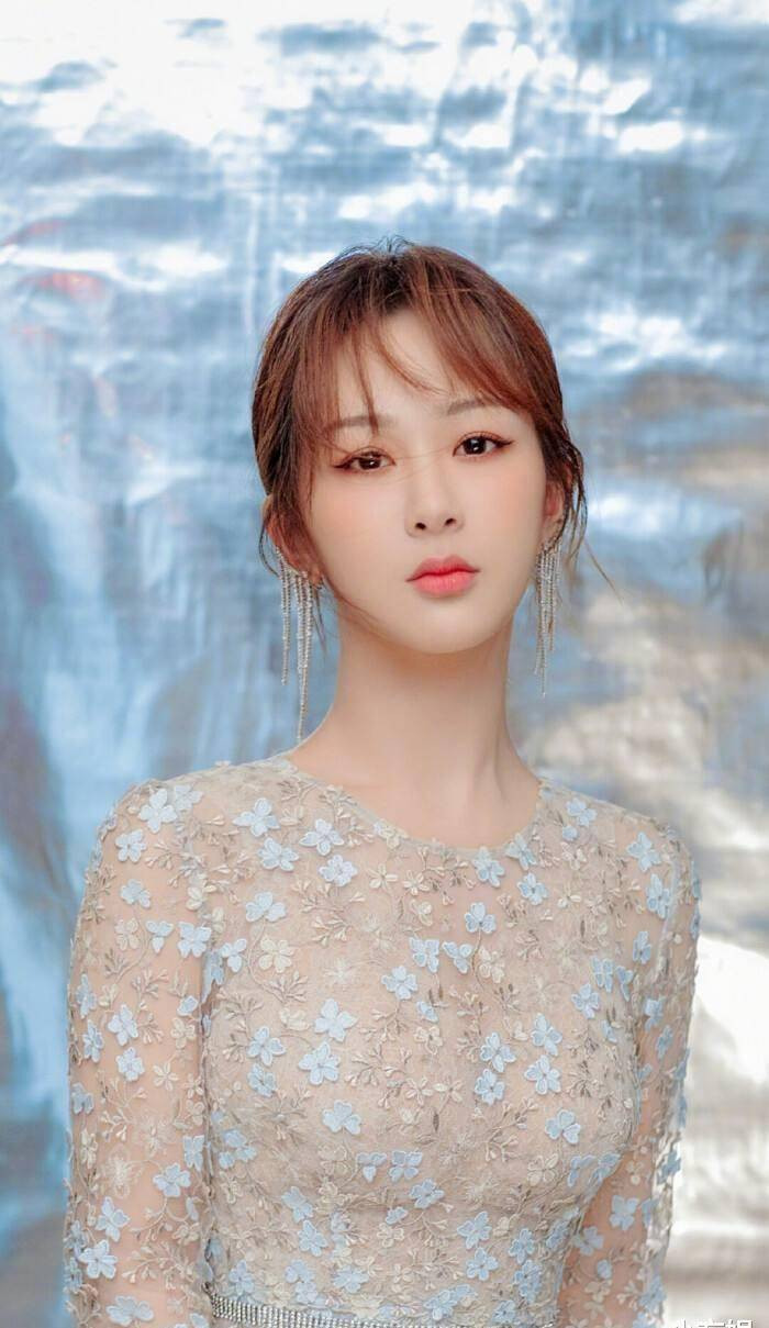 Dương Tử xuất thân là một ngôi sao nhí, cô được mọi người biết đến và yêu mến khi còn nhỏ, với Nhà có con trai con gái. Dương Tử đóng phim suốt thời gian lớn lên và là một diễn viên có năng suất cao. Các tác phẩm tiêu biểu gồm: Dư sinh xin chỉ giáo nhiều hơn, Nữ bác sĩ tâm lý, Cá mực hầm mật, Hương mật tựa khói sương, Thanh vân chí, Hoan lạc tụng... và gần đây là bộ phim đang 'gây sốt' Trường tương tư . Dương Tử xuất thân là một ngôi sao nhí, cô được mọi người biết đến và yêu mến khi còn nhỏ, với Nhà có con trai con gái. Dương Tử đóng phim suốt thời gian lớn lên và là một diễn viên có năng suất cao. Các tác phẩm tiêu biểu gồm: Dư sinh xin chỉ giáo nhiều hơn, Nữ bác sĩ tâm lý, Cá mực hầm mật, Hương mật tựa khói sương, Thanh vân chí, Hoan lạc tụng... và gần đây là bộ phim đang 'gây sốt' Trường tương tư .