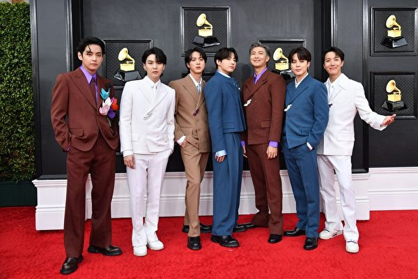 Nhóm nhạc nam nổi tiếng Hàn Quốc BTS tham dự thảm đỏ Lễ trao giải Grammy lần thứ 64. Nhóm nhạc nam nổi tiếng Hàn Quốc BTS tham dự thảm đỏ Lễ trao giải Grammy lần thứ 64.