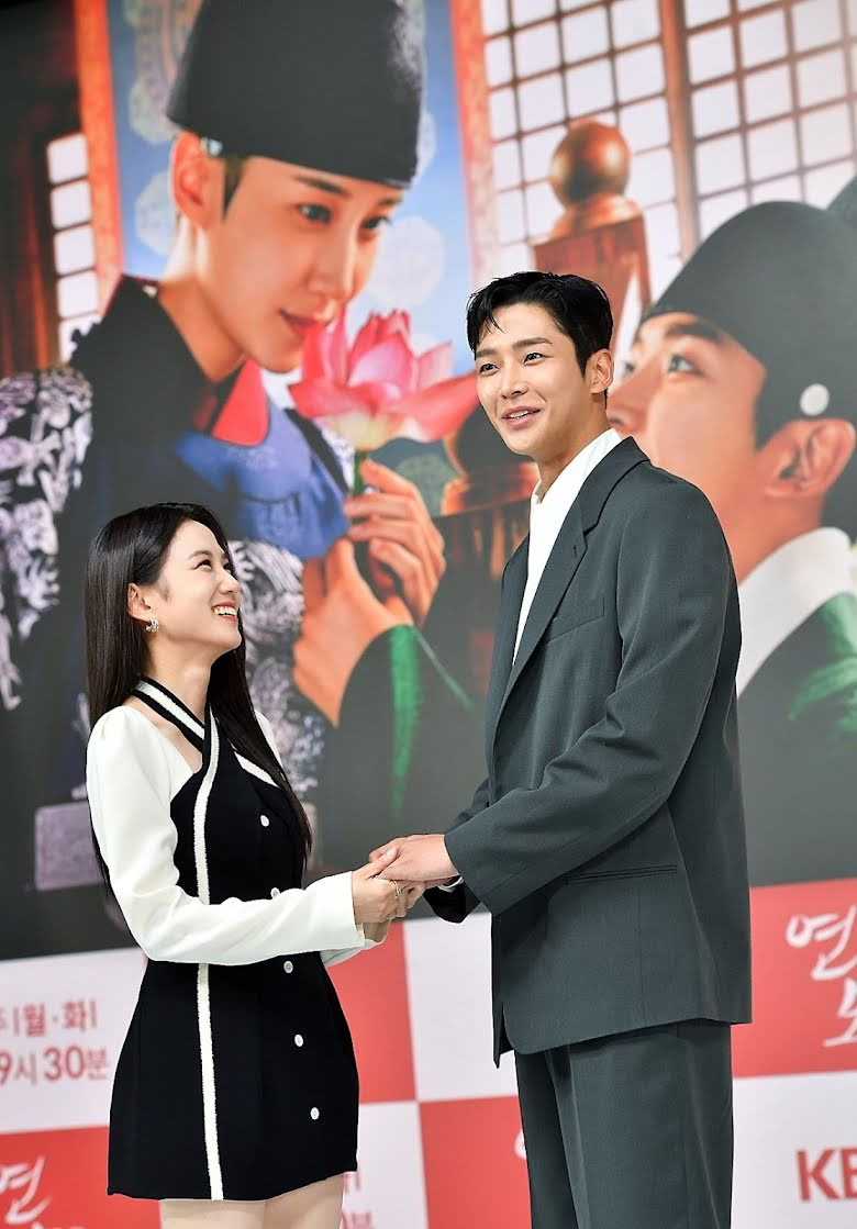 Rowoon và bạn diễn Park Eun Bin trong King's Affection (Luyến mộ). Rowoon và bạn diễn Park Eun Bin trong King's Affection (Luyến mộ).