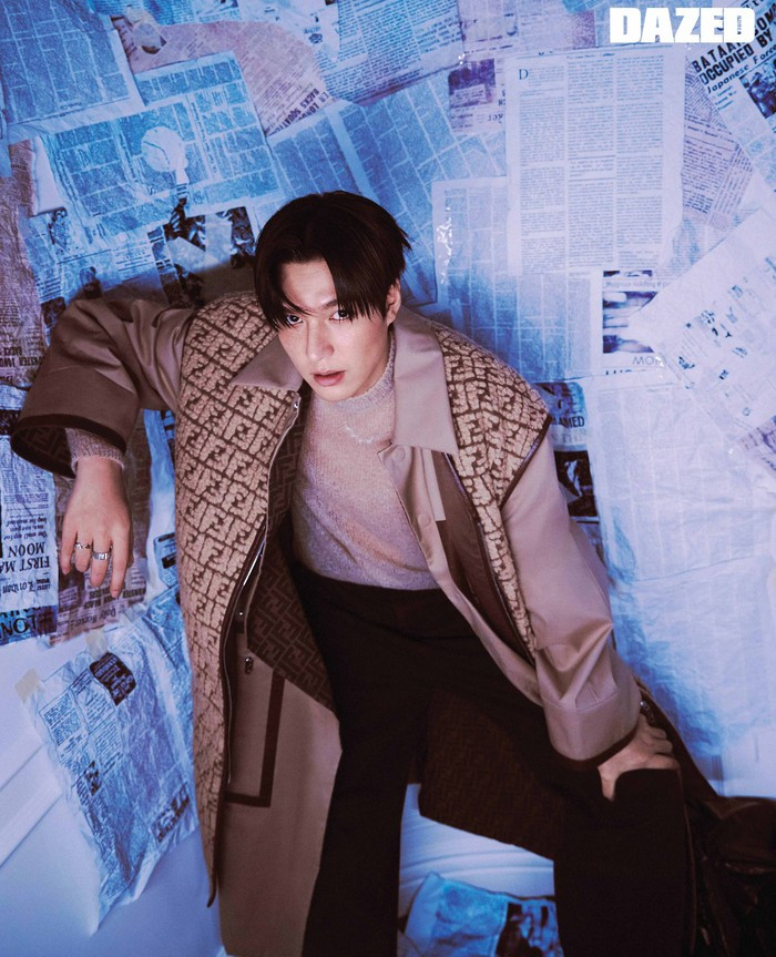 Lee Min Ho xuất hiện trên Dazed vào ngày 20/7 và chia sẻ cảm nhận về bộ phim sẽ được phát hành vào năm sau Ask the Stars (tên tạm thời): "Tôi có xu hướng đồng cảm với những tác phẩm giả tưởng và có nhiều tiềm năng về câu chuyện”. Ask the Stars là phim truyền hình thuộc thể loại hài lãng mạn, lấy bối cảnh về một trạm không gian vũ trụ đầu tiên được Hàn Quốc xây dựng. Lee Min Ho đóng vai khách du lịch đến tham quan một trạm vũ trụ, gặp gỡ và phải lòng nữ phi hành gia người Mỹ gốc Hàn tên Eve Kim (Gong Hyo Jin đóng). Đây là dự án rất đáng mong đợi vì đánh dấu lần đầu tiên nam diễn viên Lee Min Ho hợp tác với “nữ hoàng rating” Gong Hyo Jin trên màn ảnh. Lee Min Ho xuất hiện trên Dazed vào ngày 20/7 và chia sẻ cảm nhận về bộ phim sẽ được phát hành vào năm sau Ask the Stars (tên tạm thời): "Tôi có xu hướng đồng cảm với những tác phẩm giả tưởng và có nhiều tiềm năng về câu chuyện”. Ask the Stars là phim truyền hình thuộc thể loại hài lãng mạn, lấy bối cảnh về một trạm không gian vũ trụ đầu tiên được Hàn Quốc xây dựng. Lee Min Ho đóng vai khách du lịch đến tham quan một trạm vũ trụ, gặp gỡ và phải lòng nữ phi hành gia người Mỹ gốc Hàn tên Eve Kim (Gong Hyo Jin đóng). Đây là dự án rất đáng mong đợi vì đánh dấu lần đầu tiên nam diễn viên Lee Min Ho hợp tác với “nữ hoàng rating” Gong Hyo Jin trên màn ảnh.