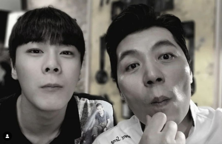 Đầu bếp Song Hoon đã đăng một bức ảnh với Moon Bin trên Instagram vào ngày 22/4. Đầu bếp Song Hoon đã đăng một bức ảnh với Moon Bin trên Instagram vào ngày 22/4.