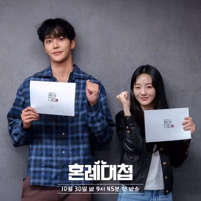 Khi những bức ảnh được chia sẻ, cư dân mạng không khỏi ngạc nhiên vì sự chênh lệch chiều cao 'đáng yêu' giữa hai người. Điều này cũng khiến người hâm mộ nhìn lại sự khác biệt về chiều cao giữa Rowoon và các nữ chính khác của anh ấy, đặc biệt là trong các cảnh hôn và họ đều 'sốc' như nhau.