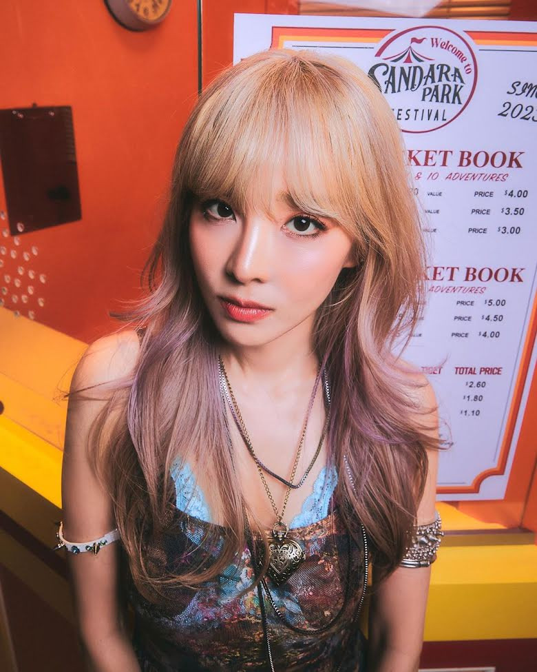 Sandara Park (Dara Park) ra mắt tại Hàn Quốc vào năm 2009, với tư cách là thành viên của nhóm nhạc nữ K-pop, 2NE1, 'đàn chị' cùng công ty quản lý YG của BLACKPINK. Nhóm đã trở thành một trong những nhóm nhạc nữ bán chạy nhất mọi thời đại trước khi tan rã vào năm 2016. Dara là một trong những nghệ sĩ Hàn Quốc nổi tiếng nhất ở Philippines, với biệt danh "BOA của Philippines". Không chỉ là 'mỹ nhân không tuổi', Dara Park còn là một trong những 'mỹ nhân' giàu nhất K-pop. Sandara Park (Dara Park) ra mắt tại Hàn Quốc vào năm 2009, với tư cách là thành viên của nhóm nhạc nữ K-pop, 2NE1, 'đàn chị' cùng công ty quản lý YG của BLACKPINK. Nhóm đã trở thành một trong những nhóm nhạc nữ bán chạy nhất mọi thời đại trước khi tan rã vào năm 2016. Dara là một trong những nghệ sĩ Hàn Quốc nổi tiếng nhất ở Philippines, với biệt danh "BOA của Philippines". Không chỉ là 'mỹ nhân không tuổi', Dara Park còn là một trong những 'mỹ nhân' giàu nhất K-pop.