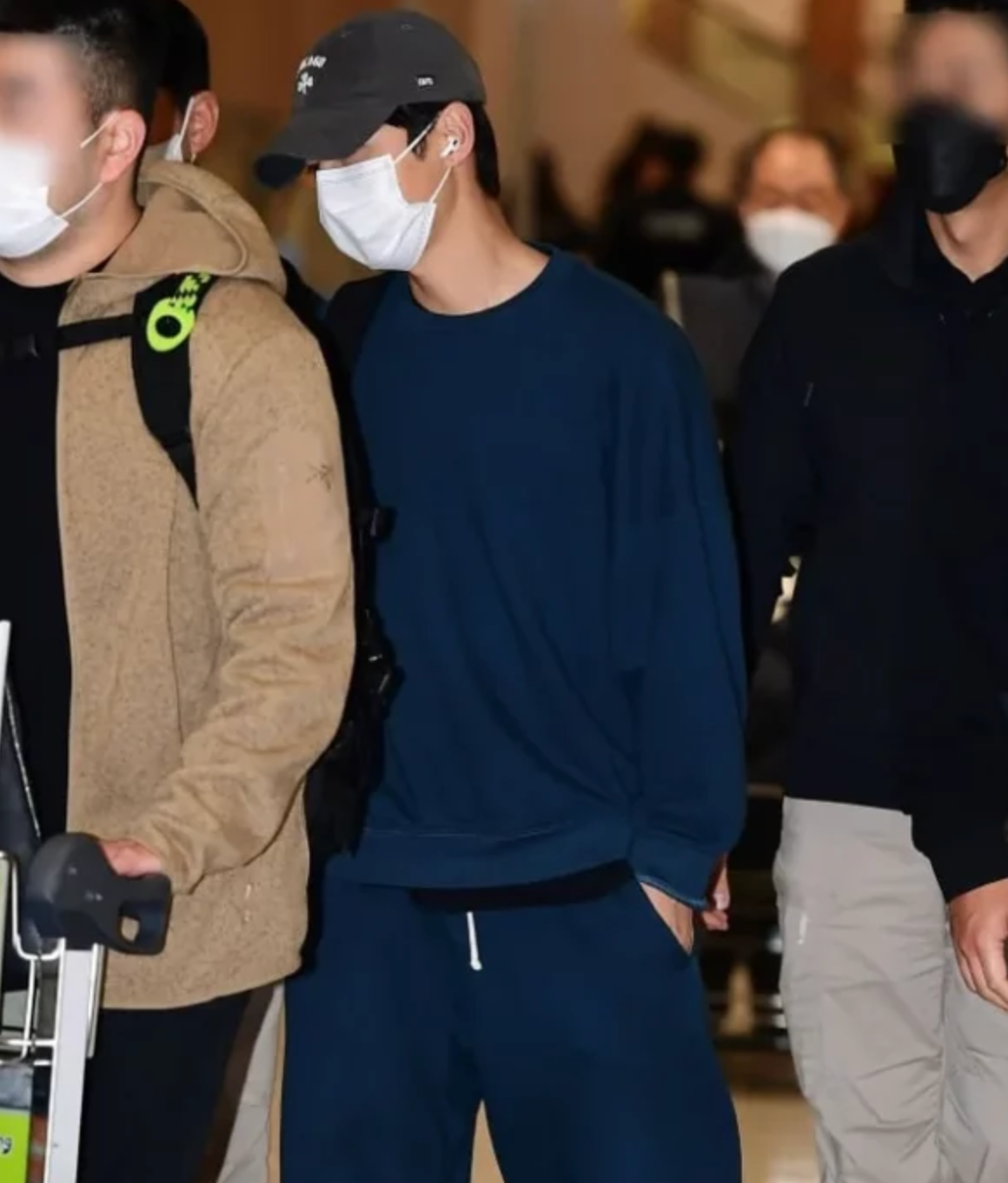 Dù là một trong những nam diễn viên có thù lao cao nhất Hàn Quốc, Song Joong Ki luôn "được lòng" công chúng bởi sự gần gũi.