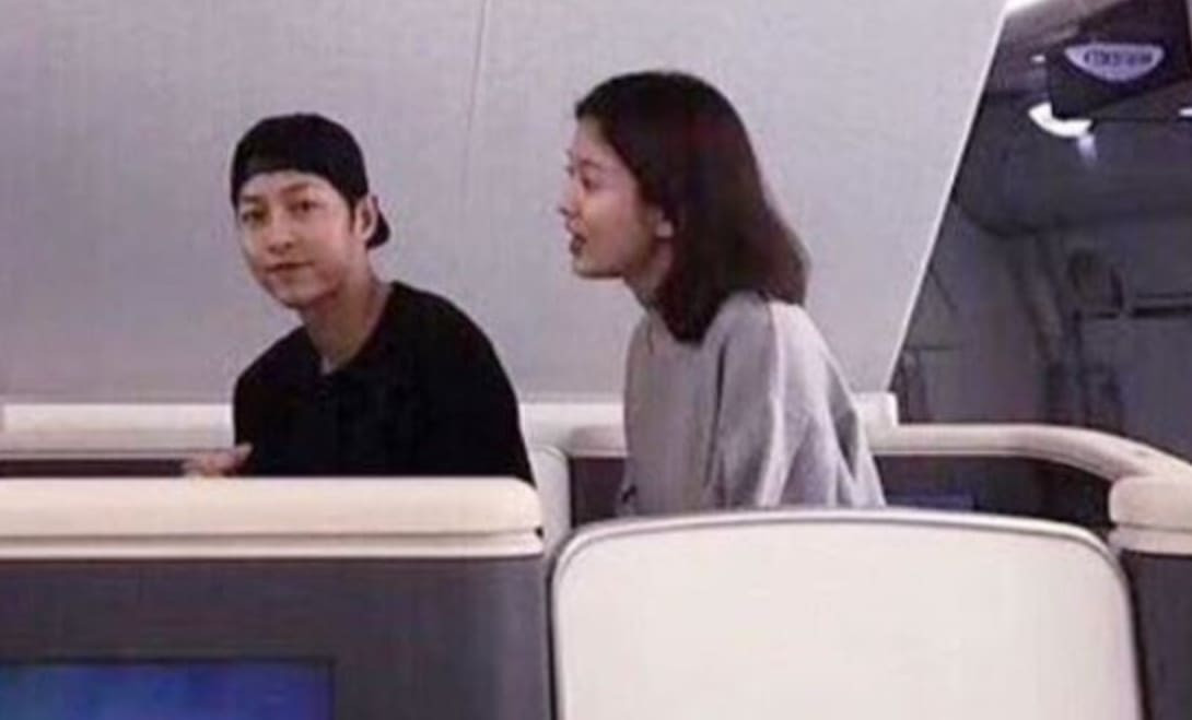 Thông thường, Song Hye-kyo và Shin Hyun-Ji thể hiện tình cảm sâu sắc của họ bằng cách đăng những bức ảnh chụp cùng nhau hoặc những bức ảnh chụp với nhau trên các tài khoản mạng xã hội tương ứng của họ. Mặt khác, Song Hye-Kyo đã đến thăm Paris, Pháp trước khi kết hôn với Song Joong-Ki vào năm 2017, chọn váy cưới ở đó và chuẩn bị cho đám cưới. Thông thường, Song Hye-kyo và Shin Hyun-Ji thể hiện tình cảm sâu sắc của họ bằng cách đăng những bức ảnh chụp cùng nhau hoặc những bức ảnh chụp với nhau trên các tài khoản mạng xã hội tương ứng của họ. Mặt khác, Song Hye-Kyo đã đến thăm Paris, Pháp trước khi kết hôn với Song Joong-Ki vào năm 2017, chọn váy cưới ở đó và chuẩn bị cho đám cưới.