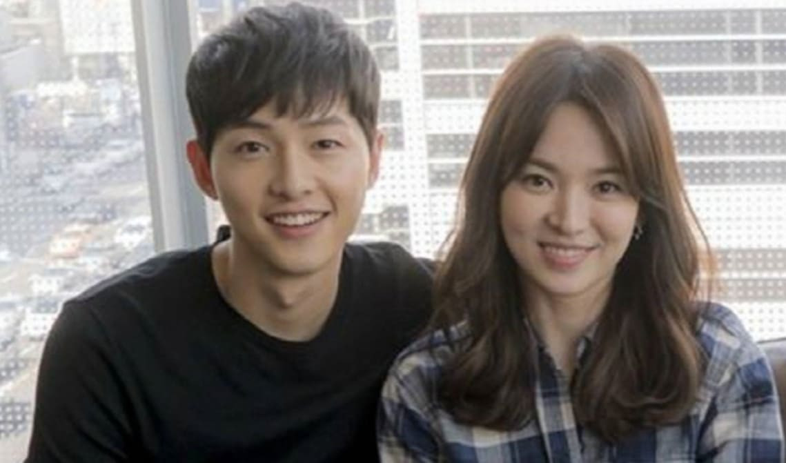 Song Hye-Kyo, sinh năm 1981, năm nay 42 tuổi, đã kết hôn với Song Joong-Ki, một nam diễn viên trẻ hơn cô 4 tuổi, bạn diễn của cô trong Hậu duệ mặt trời của đài KBS, vào ngày 31/10/2017. Sau khi ly hôn, hai người không có bất kỳ liên lạc nào, nhưng Song Hye-Kyo đã thể hiện một số động thái thông qua Instagram khiến một số cư dân mạng nghi ngờ rằng "Song Hye-Kyo dường như vẫn còn nặng tình". Song Hye-Kyo, sinh năm 1981, năm nay 42 tuổi, đã kết hôn với Song Joong-Ki, một nam diễn viên trẻ hơn cô 4 tuổi, bạn diễn của cô trong Hậu duệ mặt trời của đài KBS, vào ngày 31/10/2017. Sau khi ly hôn, hai người không có bất kỳ liên lạc nào, nhưng Song Hye-Kyo đã thể hiện một số động thái thông qua Instagram khiến một số cư dân mạng nghi ngờ rằng "Song Hye-Kyo dường như vẫn còn nặng tình".