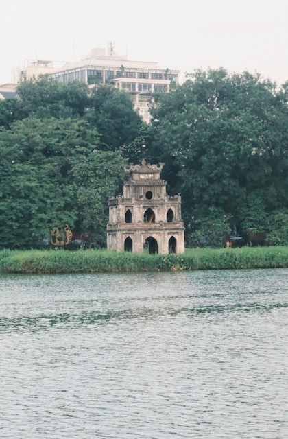 Tháp Rùa, một biểu tượng của Thủ đô Hà Nội luôn là hình ảnh gợi cảm giác bồi hồi khó tả và niềm tự hào của mỗi người dân khi lướt qua trong các buổi sáng tập thể dục quanh Hồ Gươm.