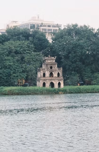Tháp Rùa, một biểu tượng của Thủ đô Hà Nội luôn là hình ảnh gợi cảm giác bồi hồi khó tả và niềm tự hào của mỗi người dân khi lướt qua trong các buổi sáng tập thể dục quanh Hồ Gươm.