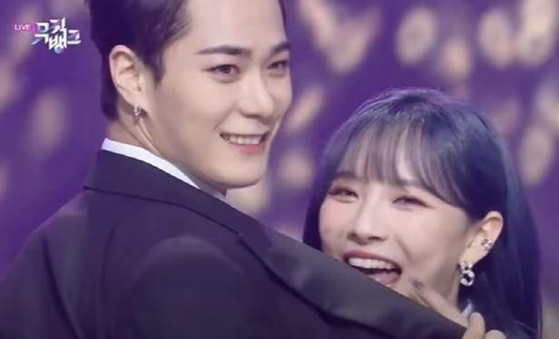 Cả hai em đã từng xuất hiện cùng nhau trong chương trình Hojeok Mate của đài MBC. Khi đó, trước khi nhảy bungee, Moon Bin đã cầu chúc cho em gái Moon Soo Ah được hạnh phúc: "Anh mong Sua sẽ luôn hạnh phúc. Cố lên!" Cả hai em đã từng xuất hiện cùng nhau trong chương trình Hojeok Mate của đài MBC. Khi đó, trước khi nhảy bungee, Moon Bin đã cầu chúc cho em gái Moon Soo Ah được hạnh phúc: "Anh mong Sua sẽ luôn hạnh phúc. Cố lên!"