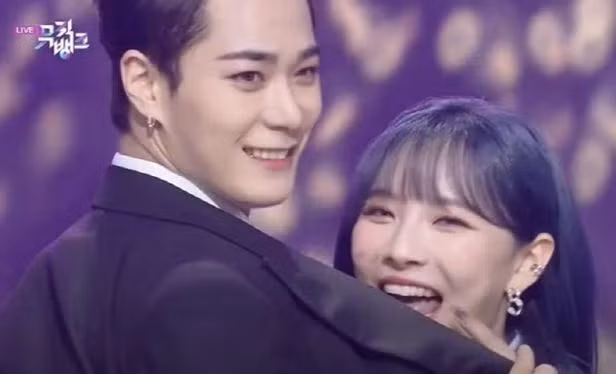 Cả hai em đã từng xuất hiện cùng nhau trong chương trình Hojeok Mate của đài MBC. Khi đó, trước khi nhảy bungee, Moon Bin đã cầu chúc cho em gái Moon Soo Ah được hạnh phúc: "Anh mong Sua sẽ luôn hạnh phúc. Cố lên!" Cả hai em đã từng xuất hiện cùng nhau trong chương trình Hojeok Mate của đài MBC. Khi đó, trước khi nhảy bungee, Moon Bin đã cầu chúc cho em gái Moon Soo Ah được hạnh phúc: "Anh mong Sua sẽ luôn hạnh phúc. Cố lên!"