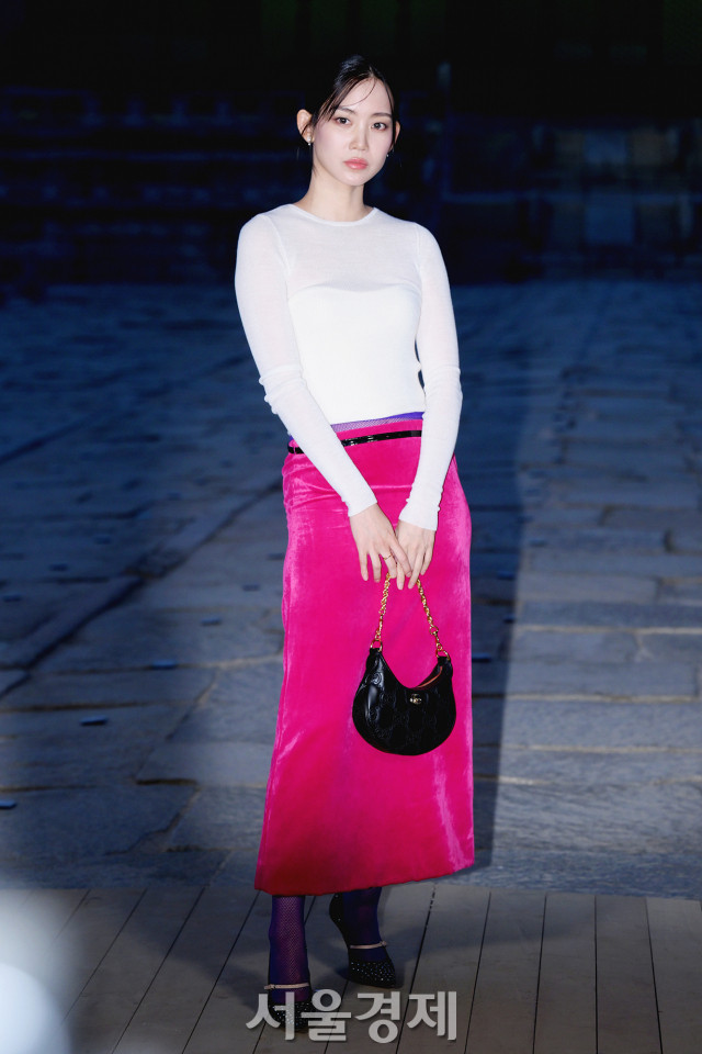 Shin Hyun Been sinh năm 1986, nổi tiếng là mỹ nhân có học lực cực &apos;đỉnh&apos; và cân mọi dạng vai lẫn đời tư siêu sạch. Sau vai nữ chính đóng cặp cùng Song Joong Ki trong Cậu út nhà tài phiệt, Shin Hyun Been xuất hiện trong Tell me that you love me của ENA. Đây là một bộ phim tình cảm chữa lành mô tả câu chuyện định mệnh của Cha Jin Woo (Jung Woo Sung), một người điếc quen thể hiện cảm xúc bằng hình ảnh thay vì nói và Jung Mo Eun ( Shin Hyun Been), người bày tỏ cảm xúc của mình thông qua giọng nói. Phim được remake từ drama nổi tiếng cùng tên phát sóng trên TBS ở Nhật Bản vào năm 1995. Bản gốc của Nhật từng nhận được vô số giải thưởng của Viện hàn lâm Nhật Bản: Phim hay nhất, Kịch bản, Nam diễn viên chính xuất sắc nhất và Nữ diễn viên chính xuất sắc nhất... vào thời điểm đó.