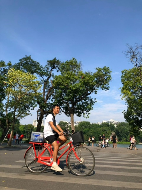 Bên cạnh việc đạp xe 92km hoặc 78km mừng 78 năm Quốc khánh 2/9, các bạn trẻ cũng lựa chọn cho mình một sự tĩnh lặng riêng bằng sở thích đạp xe lãng đãng quanh Hồ Gươm, và ghi lại những khoảnh khắc kỷ niệm đáng nhớ cho một ngày đặc biệt. Theo bạn Đ.L (Hà Nội), đó thực sự là một trải nghiệm khó quên của tuổi trẻ.