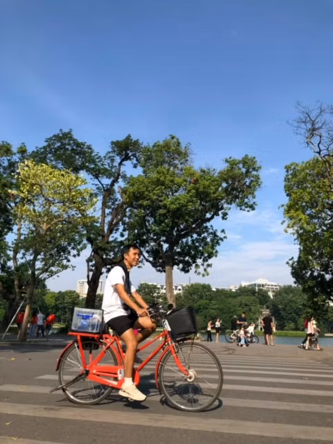 Bên cạnh việc đạp xe 92km hoặc 78km mừng 78 năm Quốc khánh 2/9, các bạn trẻ cũng lựa chọn cho mình một sự tĩnh lặng riêng bằng sở thích đạp xe lãng đãng quanh Hồ Gươm, và ghi lại những khoảnh khắc kỷ niệm đáng nhớ cho một ngày đặc biệt. Theo bạn Đ.L (Hà Nội), đó thực sự là một trải nghiệm khó quên của tuổi trẻ.