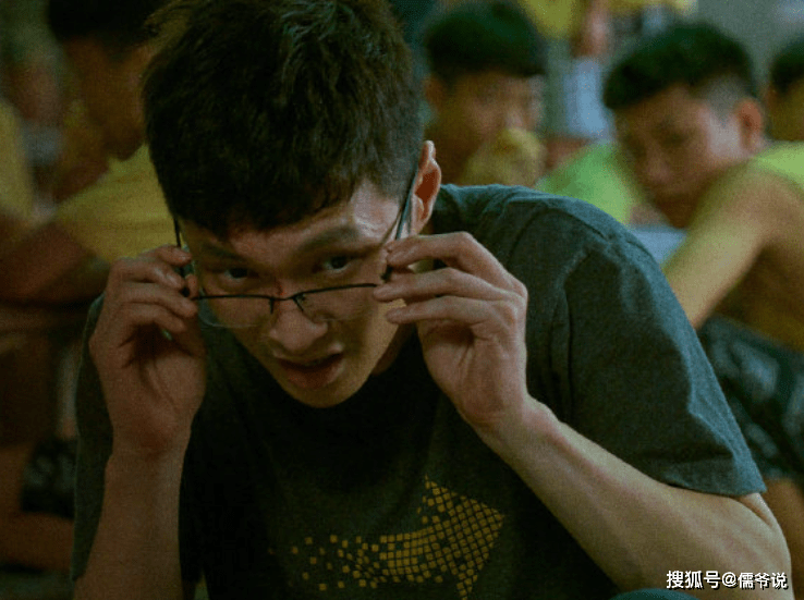 Trương Nghệ Hưng có khả năng sẽ "lột xác" thành công với bộ phim này, từ một nghệ sĩ 'thần tượng' trước đây trở thành một diễn viên thực lực. Trong phim, Trương Nghệ Hưng đã thể hiện trọn vẹn thế giới nội tâm của nhân vật Bàn Sinh, thông qua kỹ năng diễn xuất tuyệt vời của mình. Nam diễn viên khiến khán giả có thể cảm nhận được sự bất lực và cố chấp của kẻ bị lừa dối trong sự dằn vặt và khó khăn. Việc truyền tải loại cảm xúc này giúp khán giả dễ dàng nhập vai hơn và nhận ra rõ hơn mức độ nghiêm trọng của vấn đề lừa đảo. Trương Nghệ Hưng có khả năng sẽ "lột xác" thành công với bộ phim này, từ một nghệ sĩ 'thần tượng' trước đây trở thành một diễn viên thực lực. Trong phim, Trương Nghệ Hưng đã thể hiện trọn vẹn thế giới nội tâm của nhân vật Bàn Sinh, thông qua kỹ năng diễn xuất tuyệt vời của mình. Nam diễn viên khiến khán giả có thể cảm nhận được sự bất lực và cố chấp của kẻ bị lừa dối trong sự dằn vặt và khó khăn. Việc truyền tải loại cảm xúc này giúp khán giả dễ dàng nhập vai hơn và nhận ra rõ hơn mức độ nghiêm trọng của vấn đề lừa đảo.