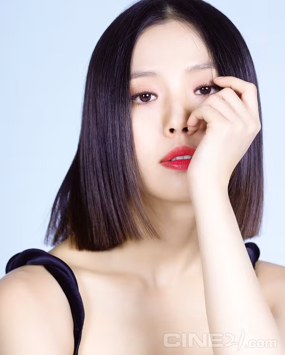 Go Min Si đang đàm phán cho vai nữ chính Hong Je Bi. Đáng chú ý, Go Min Si trước đây đã từng làm việc với đạo diễn Lee Eung Bok trong loạt phim Sweet Home và Jirisan.