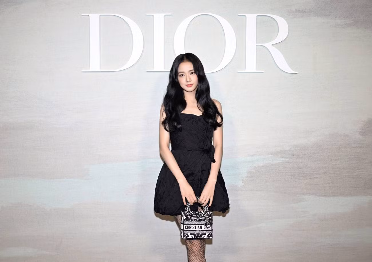 Jisoo được vinh danh là đại sứ thương hiệu của Dior vào tháng 3/2021. Jisoo được vinh danh là đại sứ thương hiệu của Dior vào tháng 3/2021.