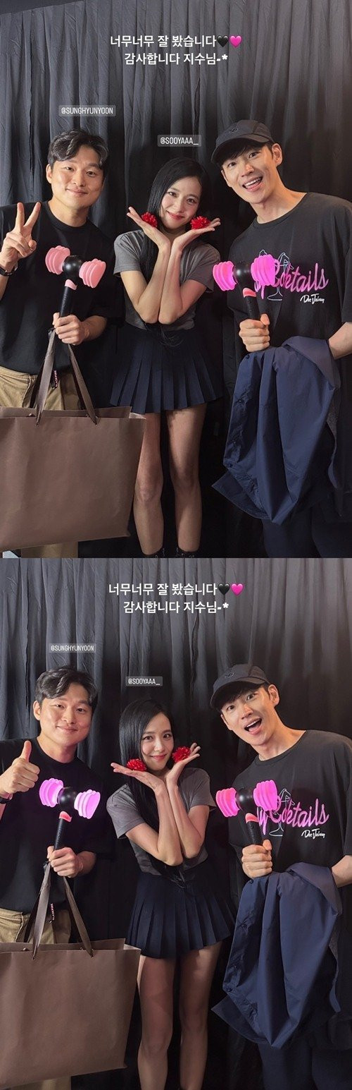 Đặc biệt, vẻ quyến rũ trẻ trung, tươi sáng toát lên chút nhút nhát 'hồi hộp' của một fan hâm mộ từ Lee Je Hoon khiến cộng đồng mạng 'cực' quan tâm, thích thú. Đặc biệt, vẻ quyến rũ trẻ trung, tươi sáng toát lên chút nhút nhát 'hồi hộp' của một fan hâm mộ từ Lee Je Hoon khiến cộng đồng mạng 'cực' quan tâm, thích thú.