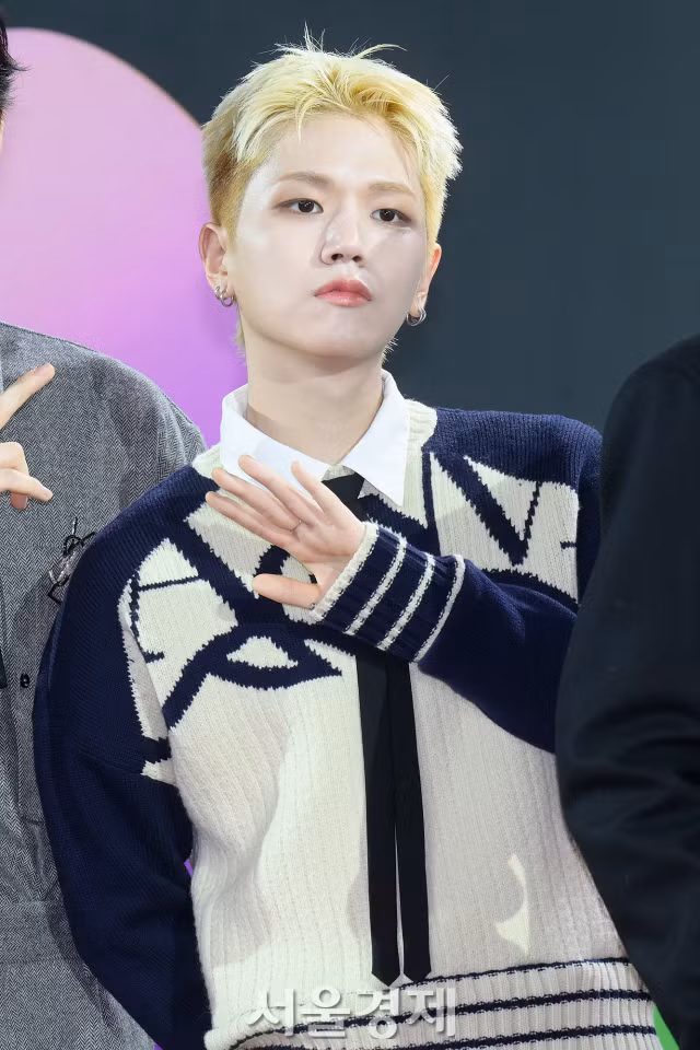 Riwoo của nhóm BOYNEXTDOOR tạo dáng trên thảm đỏ MMA 2023 (Melon Music Awards) được tổ chức tại Inspire Arena ở Jung Gu, Seoul vào chiều ngày 2/12. Khán giả không chỉ bị thu hút bởi chiều cao dễ thương của Riwoo, mà năng lượng của chàng vũ công chính của nhóm khiến mọi người hạnh phúc hơn.