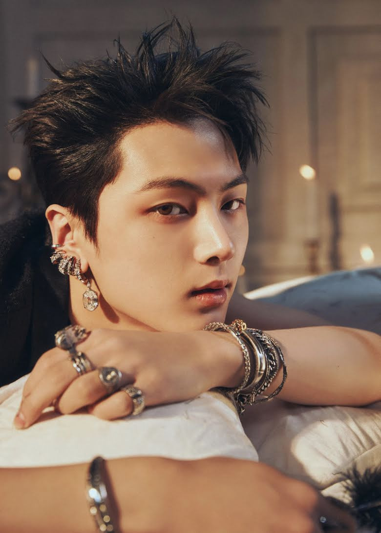 Jay khi trang điểm lại toát lên vẻ lôi cuốn khác. Jay khi trang điểm lại toát lên vẻ lôi cuốn khác.