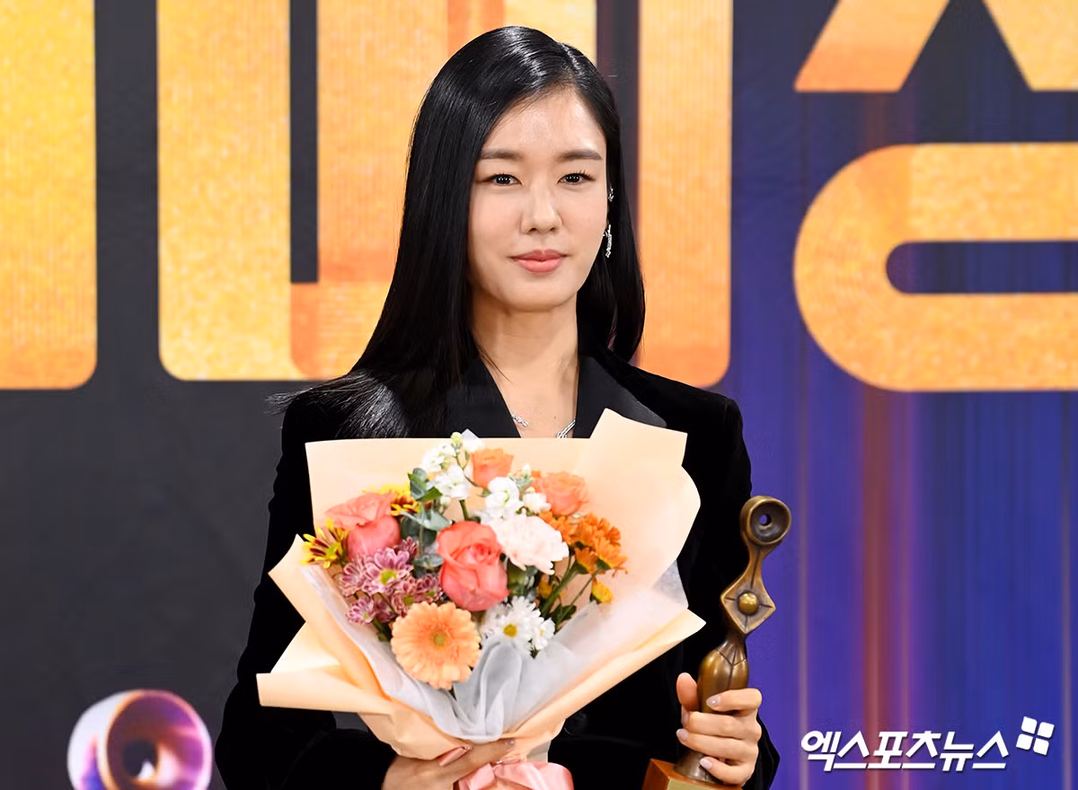 Ahn Eun Jin chia sẻ: “Trước khi bắt đầu My Dearest, đó là một dự án khó khăn mà tôi thấy lo lắng rất nhiều. Tuy nhiên, khi tôi đến trường quay, mọi chuyện đã được giải quyết. Tôi có thể yên tâm quay phim hoàn toàn dựa vào đạo diễn cũng như tất cả nhân viên trên phim trường”. Nữ diễn viên cũng bày tỏ lòng biết ơn tới bạn diễn Namgoong Min.