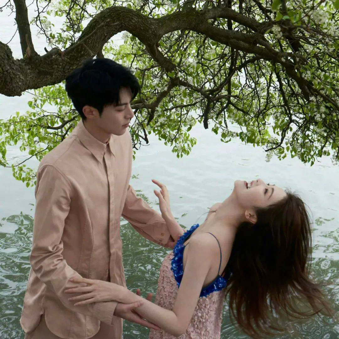 Trang đánh giá phim hàng đầu Douban đã mở công khai điểm đánh giá của bộ phim Dĩ ái vi doanh. Theo đó, phim chỉ có 4,8 điểm, với 24.000 lượt vote. Điểm đánh giá này là khá thấp so với một dự án đã có sức hút truyền thông lớn như Dĩ ái vi doanh. Phim bị chê không phù hợp với thời điểm hiện tại, từ kịch bản đến trang phục, nhiều bình luận chỉ trích về nội dung chưa đổi mới. Với số điểm 4.8, Dĩ ái vi doanh đã trở thành một trong bốn bộ phim có điểm đánh giá Douban thấp nhất năm 2023 cùng với Hậu lãng của Triệu Lộ Tư, Khói lửa nhân gian của tôi của Dương Dương và Vương Sở Nhiên và Kiệu hoa hỉ sự của Điền Hi Vi.