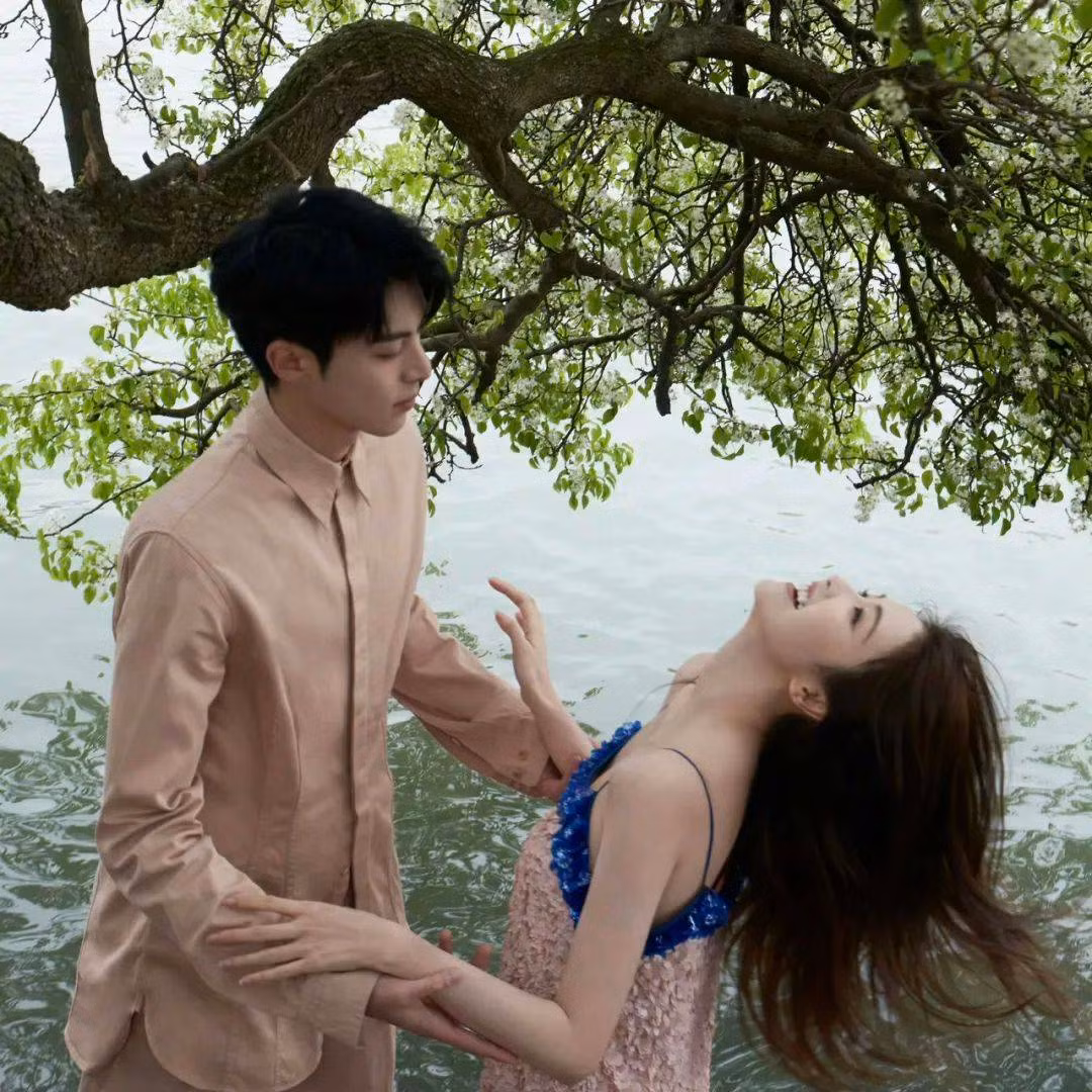 Trang đánh giá phim hàng đầu Douban đã mở công khai điểm đánh giá của bộ phim Dĩ ái vi doanh. Theo đó, phim chỉ có 4,8 điểm, với 24.000 lượt vote. Điểm đánh giá này là khá thấp so với một dự án đã có sức hút truyền thông lớn như Dĩ ái vi doanh. Phim bị chê không phù hợp với thời điểm hiện tại, từ kịch bản đến trang phục, nhiều bình luận chỉ trích về nội dung chưa đổi mới. Với số điểm 4.8, Dĩ ái vi doanh đã trở thành một trong bốn bộ phim có điểm đánh giá Douban thấp nhất năm 2023 cùng với Hậu lãng của Triệu Lộ Tư, Khói lửa nhân gian của tôi của Dương Dương và Vương Sở Nhiên và Kiệu hoa hỉ sự của Điền Hi Vi. Trang đánh giá phim hàng đầu Douban đã mở công khai điểm đánh giá của bộ phim Dĩ ái vi doanh. Theo đó, phim chỉ có 4,8 điểm, với 24.000 lượt vote. Điểm đánh giá này là khá thấp so với một dự án đã có sức hút truyền thông lớn như Dĩ ái vi doanh. Phim bị chê không phù hợp với thời điểm hiện tại, từ kịch bản đến trang phục, nhiều bình luận chỉ trích về nội dung chưa đổi mới. Với số điểm 4.8, Dĩ ái vi doanh đã trở thành một trong bốn bộ phim có điểm đánh giá Douban thấp nhất năm 2023 cùng với Hậu lãng của Triệu Lộ Tư, Khói lửa nhân gian của tôi của Dương Dương và Vương Sở Nhiên và Kiệu hoa hỉ sự của Điền Hi Vi.