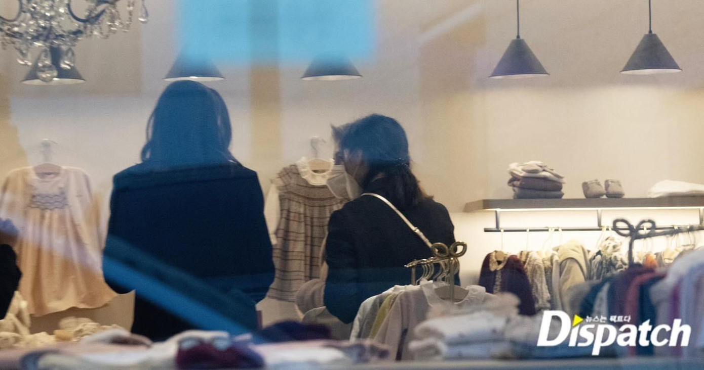 Bạn gái Song Joong Ki được Dispatch "theo chân" khi đi mua sắm quần áo cho em bé gần đây. Bạn gái Song Joong Ki được Dispatch "theo chân" khi đi mua sắm quần áo cho em bé gần đây.